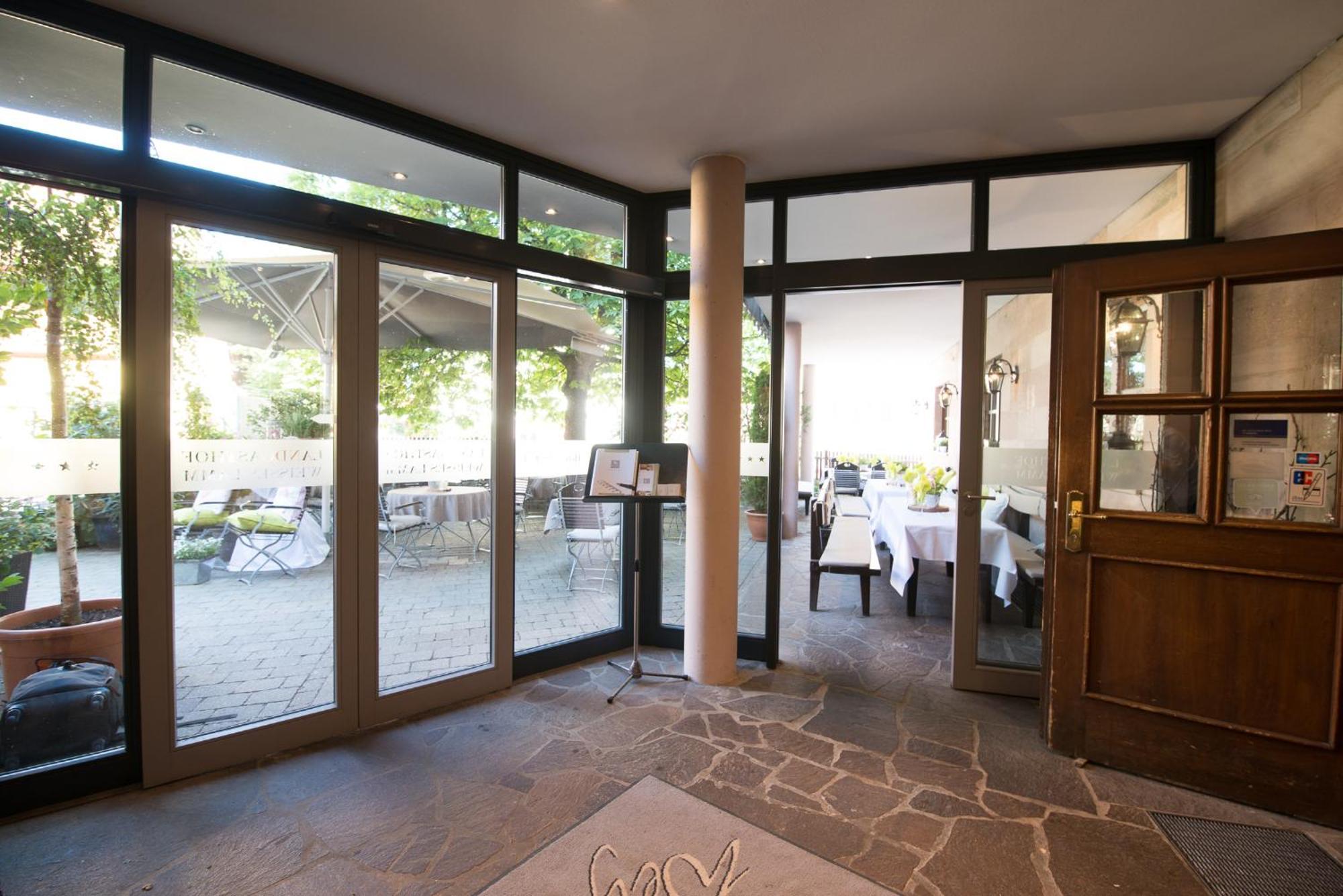 Landgasthof Weisses Lamm Hotel 3*